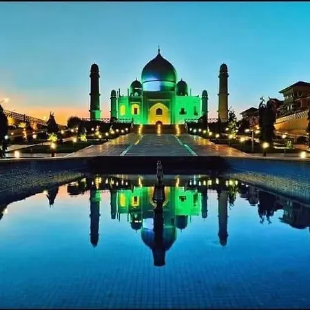 Taj Mahal Resort & Apartments